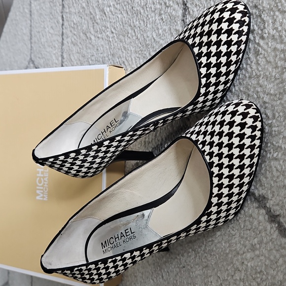 Michael Kors Dorothy Flex Black and White Calf Hair Houndstooth Pumps, Size 7 - Picture 3 of 6